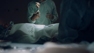 专业外科医生开始外科手术操作黑暗医院紧急房间